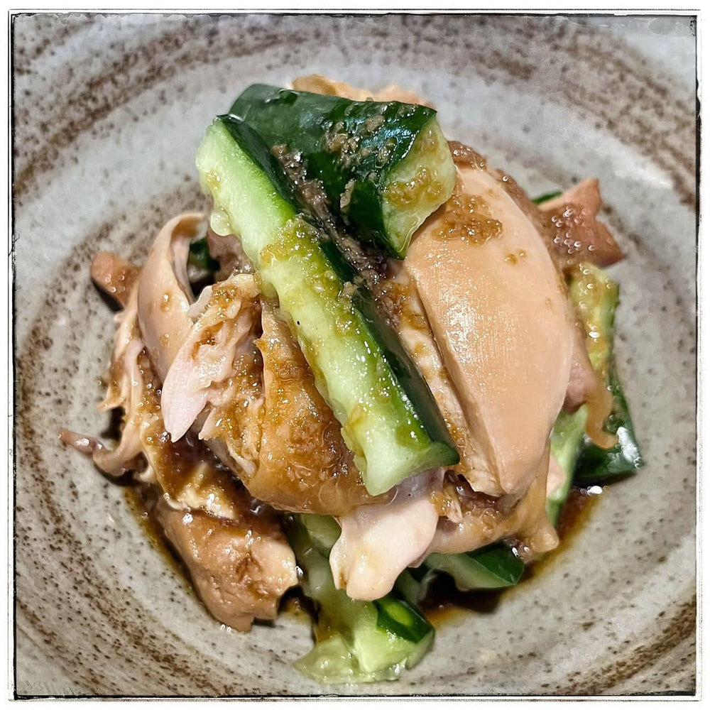 Bagaimana untuk membuat salad timun dan paha ayam lama koyak? Pembuka selera sejuk dengan sos ayam.