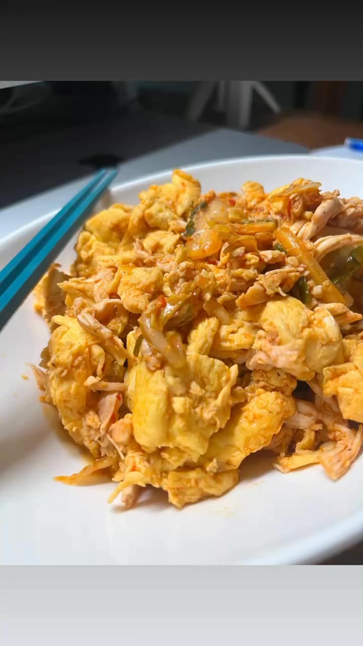 鸡胸泡菜炒蛋：舒肥鸡胸丝、泡菜和炒蛋