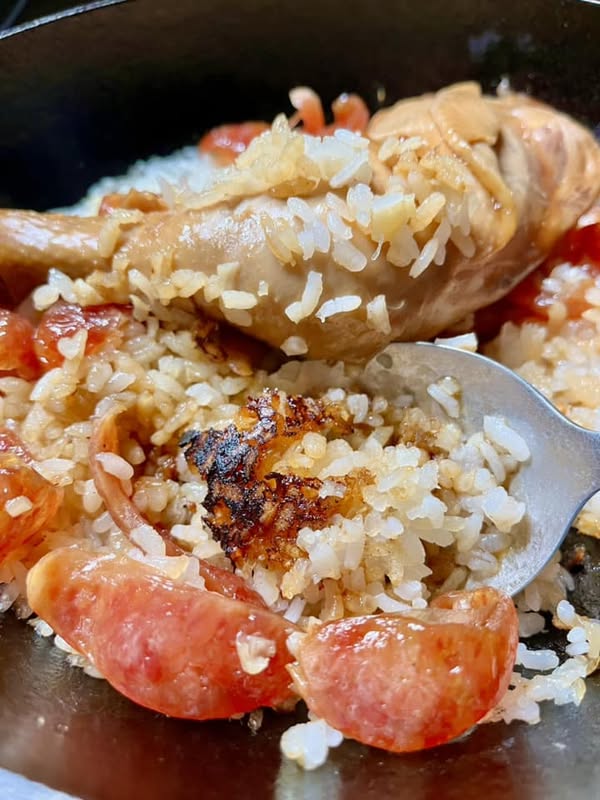 老卤鸡腿与腊肠煲仔饭