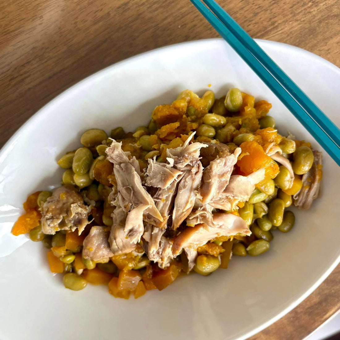 电饭锅完成的南瓜毛豆鸡腿饭