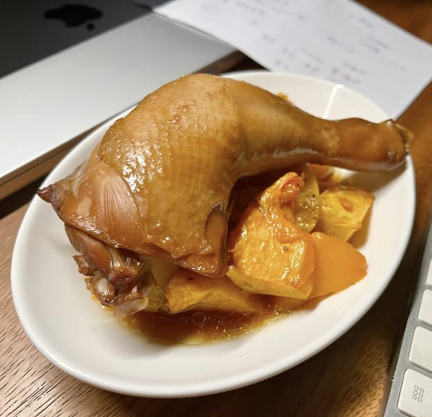 老卤鸡腿与烤南瓜的一盘晚餐