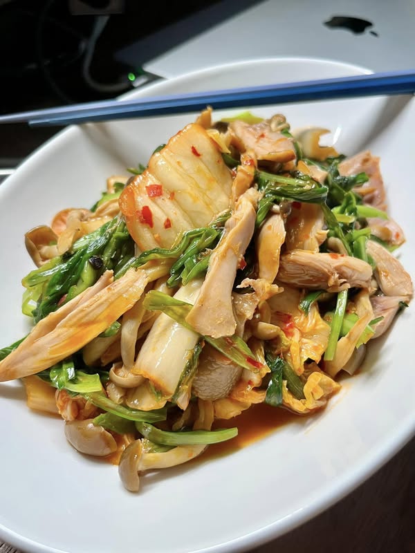 老卤鸡腿配青龙菜、鸿禧菇和泡菜快炒
