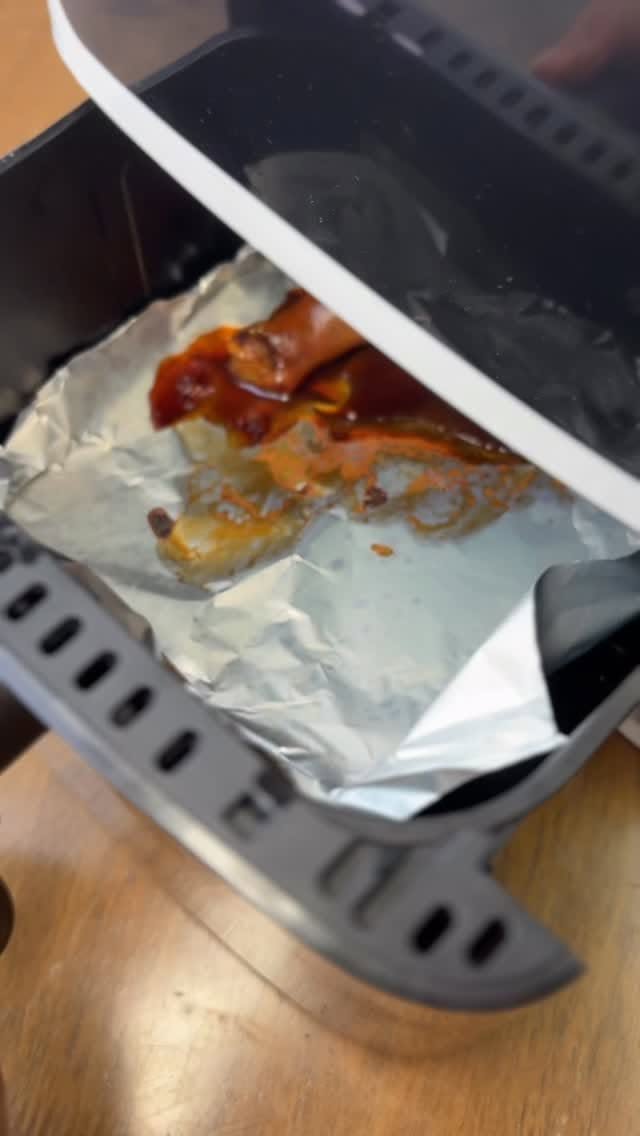 空气炸锅鸡腿搭配煎蛋牛油果的 chapati 薄饼
