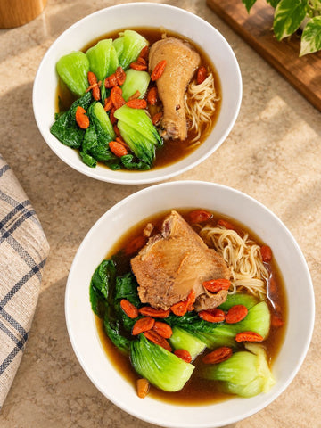 OKA-OKA 药膳鸡腿客家黄酒面线，两碗配青菜与枸杞