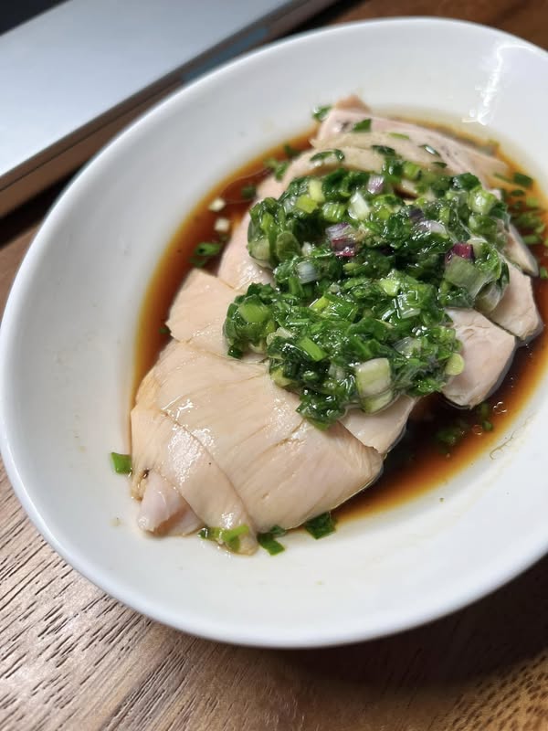 花椒葱油铺在切片舒肥鸡胸上的椒麻鸡成品
