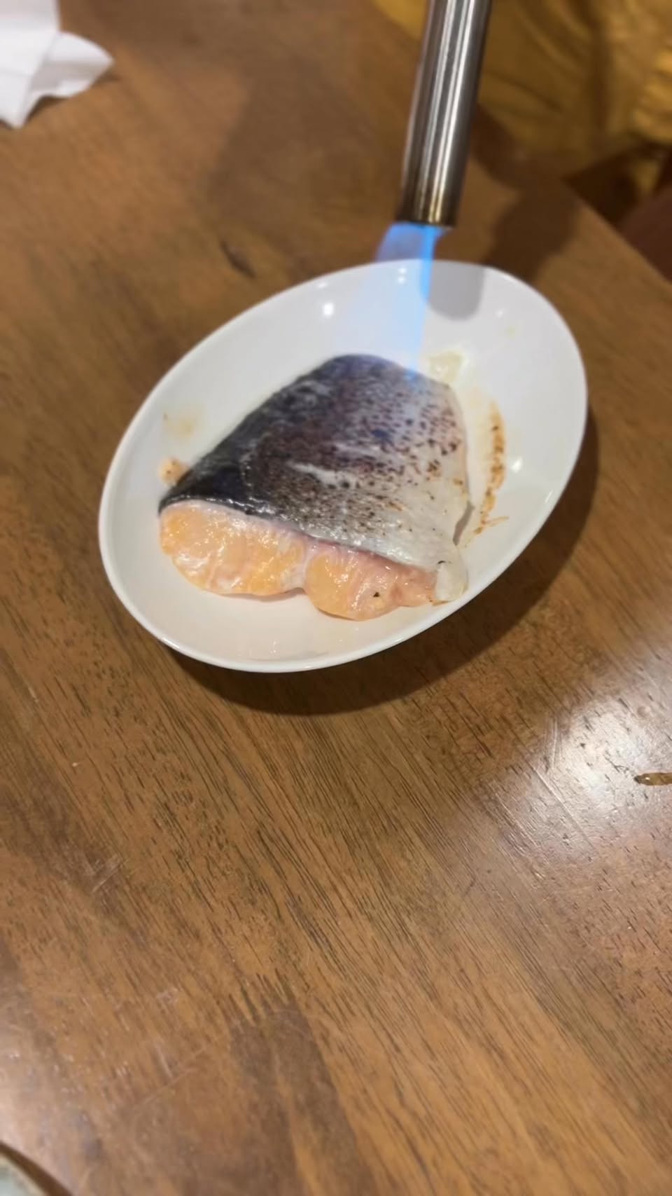 噴火槍炙烤舒肥鮭魚怎麼做？2 分鐘讓魚皮更香