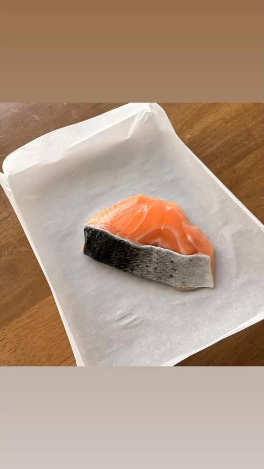 烤箱三文鱼排配西兰花和面包的轻食盘