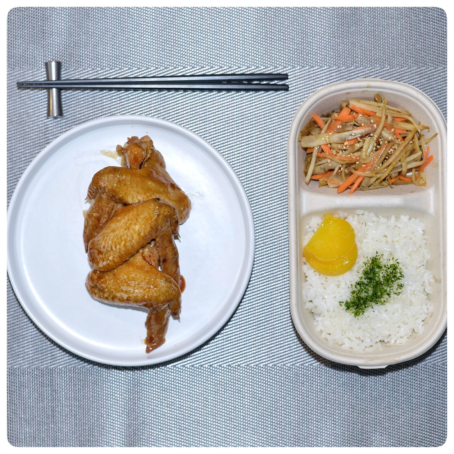OKA-OKA 全鸡翅搭配米饭与蔬菜的食用示例